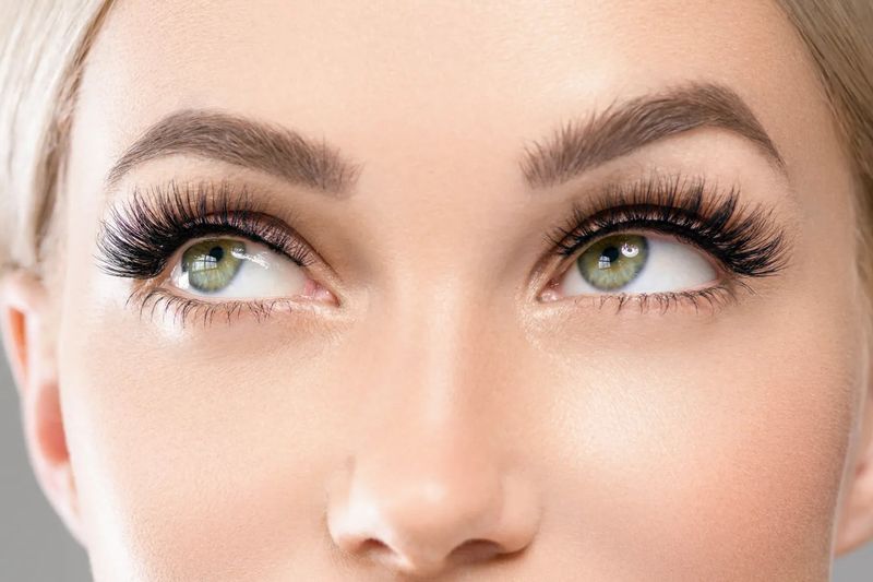 False Lashes to Mascara Focus