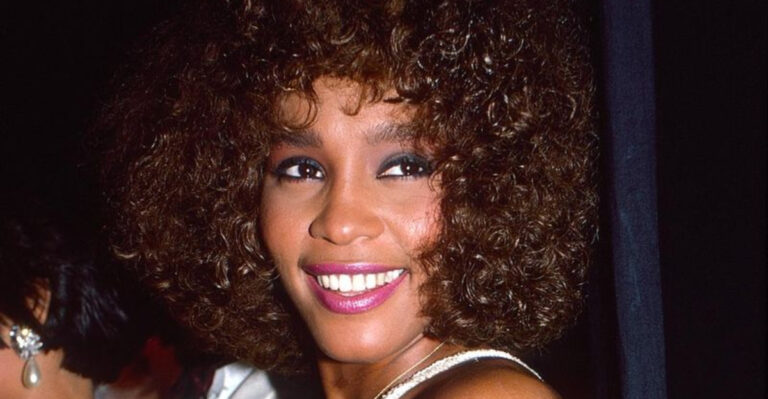 20 Iconic Singers With Unforgettable Voices - Back in Time Today