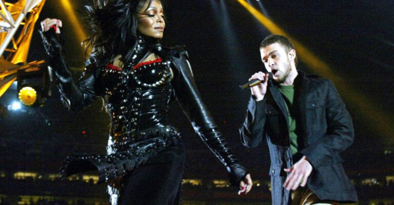 12 Super Bowl Disasters That Fans Will Never Forget