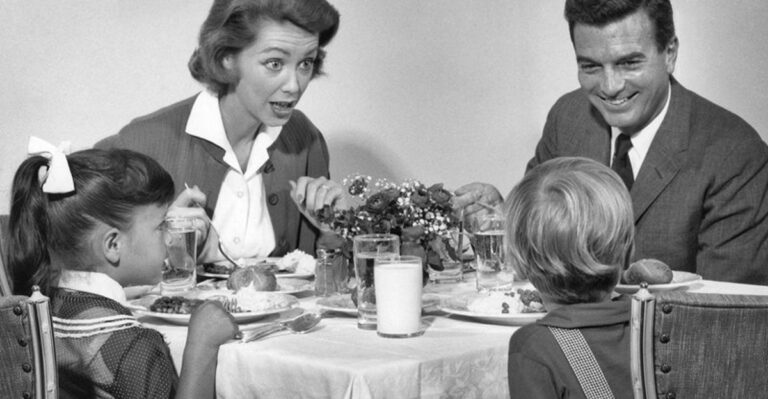17 Shocking Dinner Table Rules from the 1960s That Would Baffle Kids Today