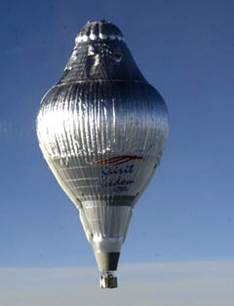 1995 – Steve Fossett Completes Solo Pacific Balloon Flight