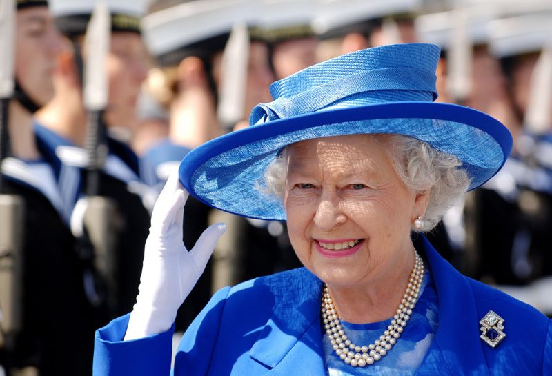 2017 Queen Elizabeth II Commemorates Her Sapphire Jubilee (65 Years on the Throne)