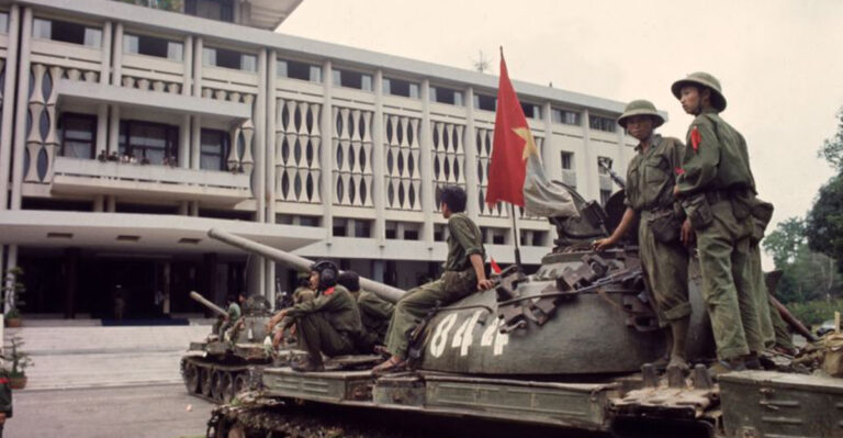 22 Powerful Photos That Capture Life During the Vietnam War