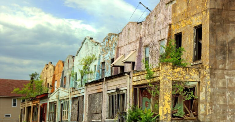 25 Iconic American Landmarks That Transformed From Bustling to Deserted