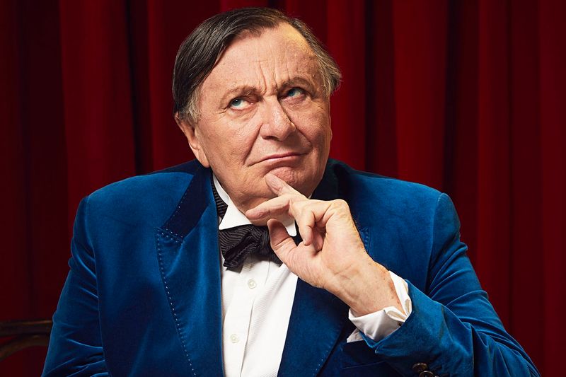 Barry Humphries (1934)