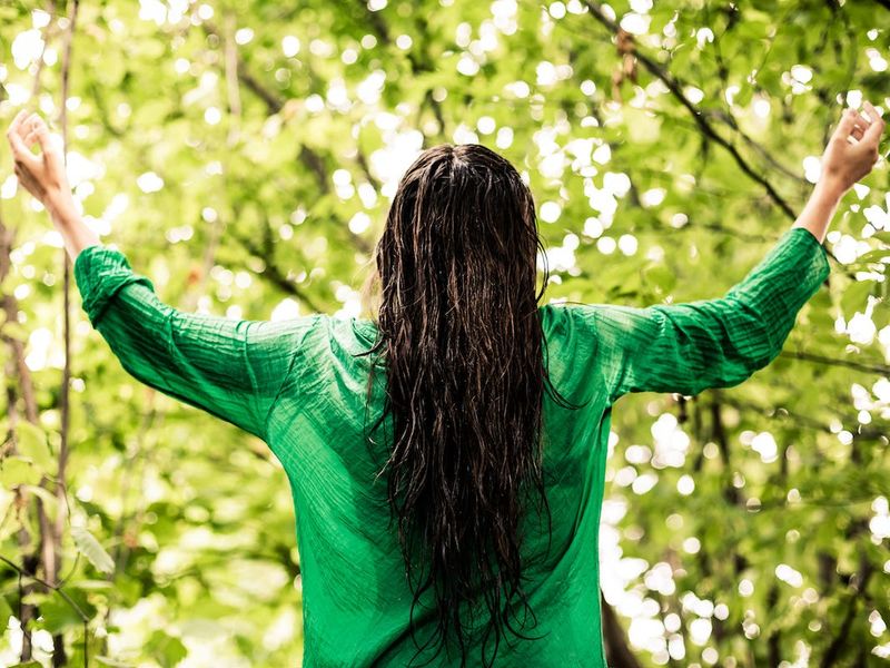 Going Outside with Wet Hair Causes Colds