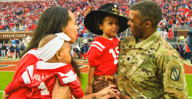 Honoring Service: 15 Heartwarming Military Family Photos That Capture Love & Sacrifice 🇺🇸