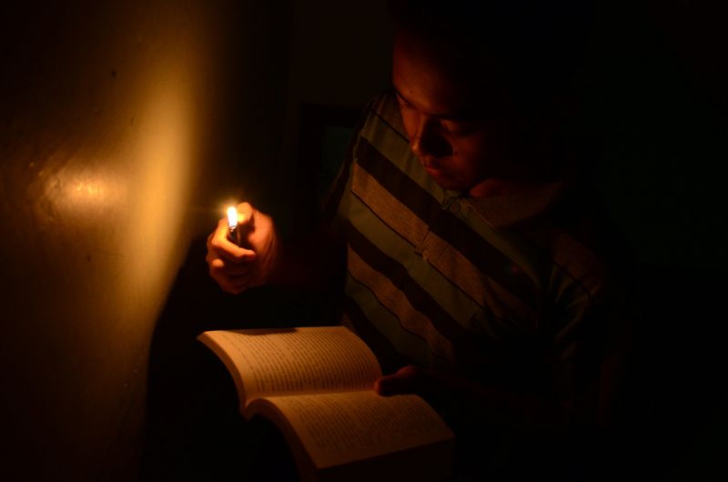 Reading in Dim Light Damages Your Eyes