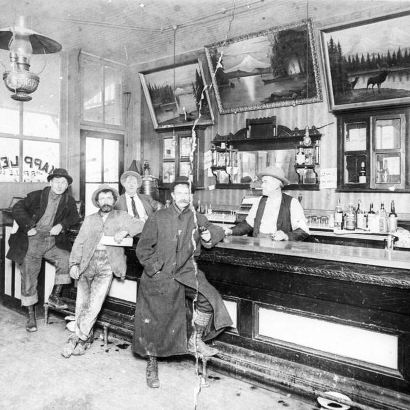 Saloon in Yreka, California, 1915