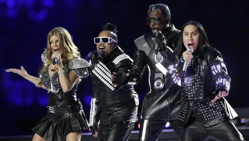 2011: The Black Eyed Peas, Usher, Slash