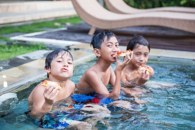 You Should Wait an Hour After Eating Before Swimming