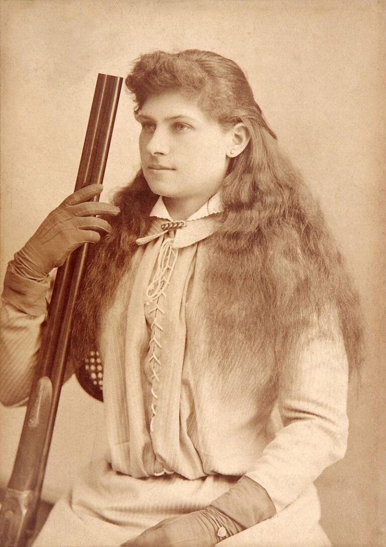 Wanted Dead or Alive: 25 Most Notorious Outlaws of the Wild West - Back ...