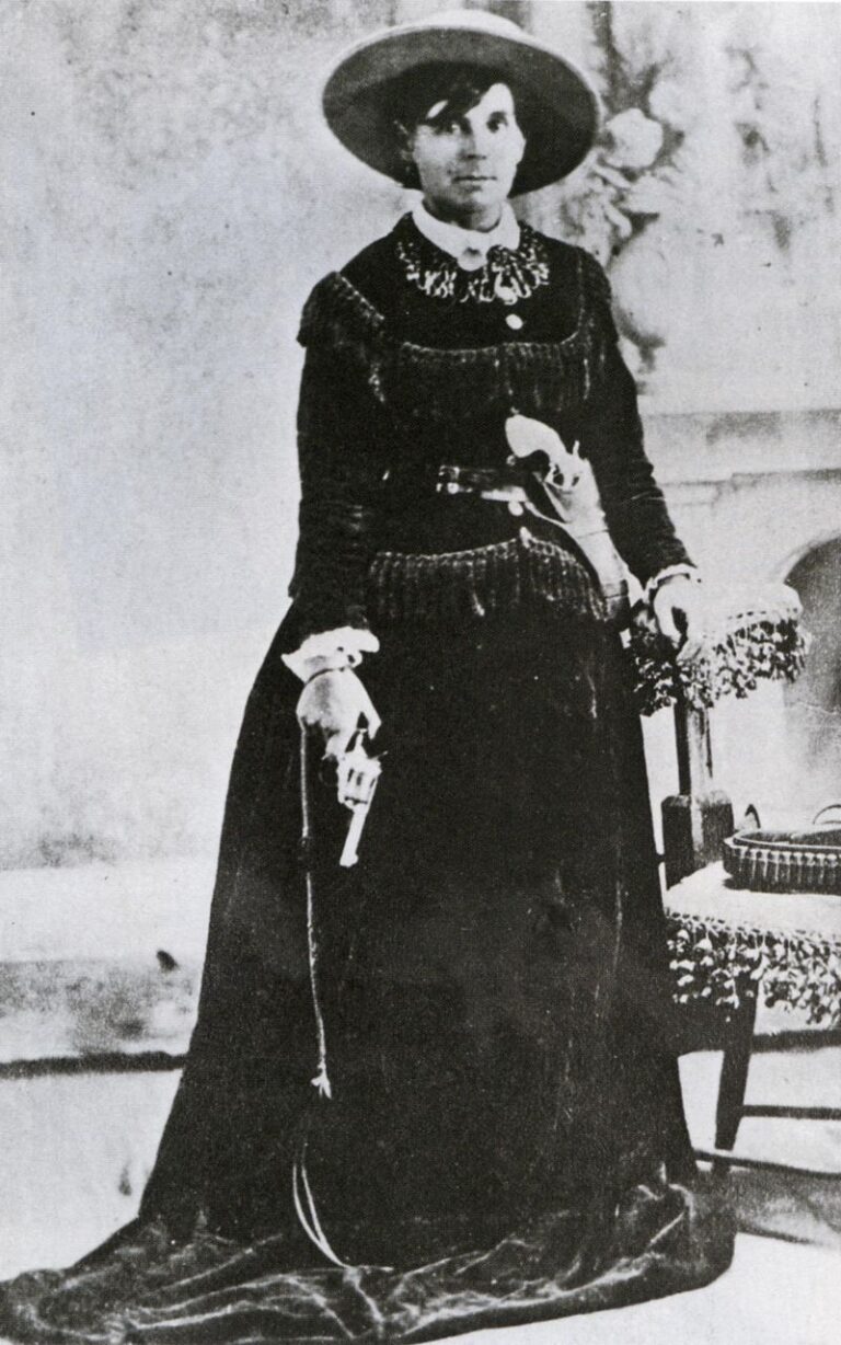 Wanted Dead or Alive: 25 Most Notorious Outlaws of the Wild West - Back ...