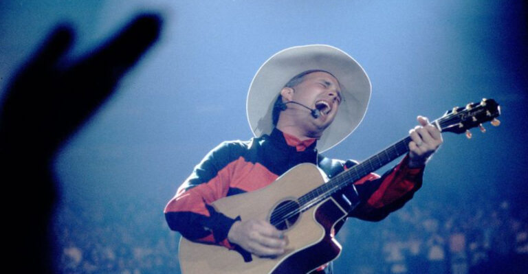 15 Country Songs That Defined the Dance Floor in the ’80s and ’90s