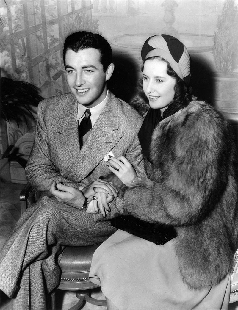 Barbara Stanwyck & Robert Taylor – Married in 1939, this pairing embodied the classic allure of old Hollywood.