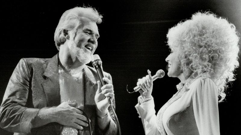 Islands in the Stream – Kenny Rogers & Dolly Parton (1983)