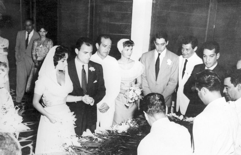 Elizabeth Taylor & Mike Todd – Their 1957 wedding, marked by both passion and tragedy, remains unforgettable.
