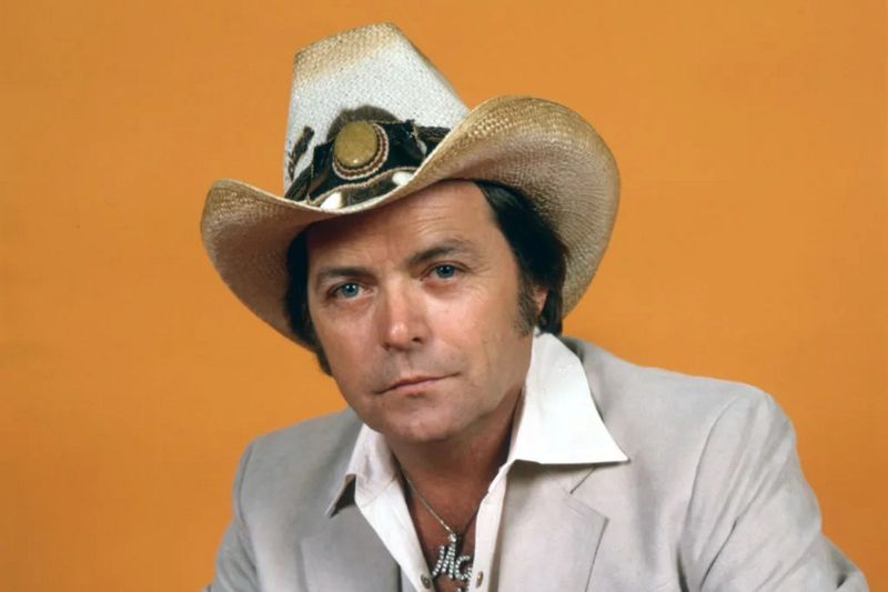 Don’t the Girls All Get Prettier at Closing Time – Mickey Gilley (1976)