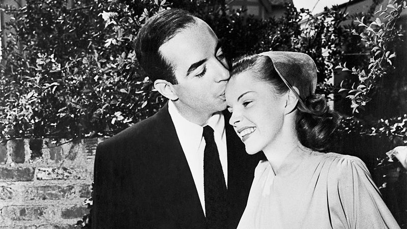 Judy Garland & Vincente Minnelli – Their 1952 wedding blended Hollywood magic with theatrical sophistication.