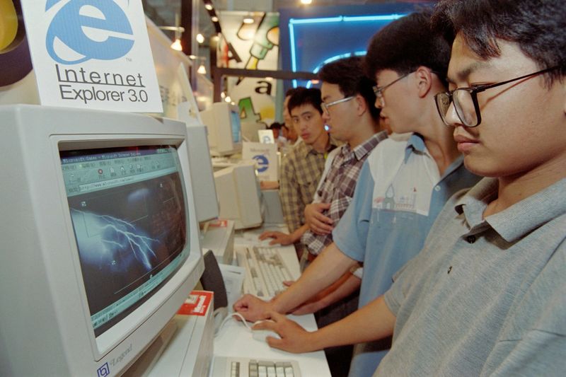 Emergence of the Digital Age (Late 20th Century–Present)