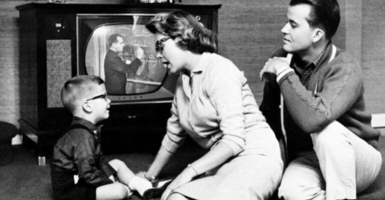 15 House Rules from the ’60s That Were Designed to Keep Families ‘In Line’