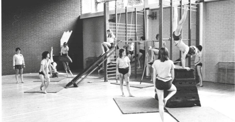 25 Hilarious and Heartwarming Photos from 1970s High Schools