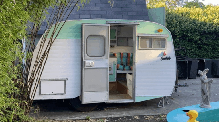 20 Vintage RVs From the ’60s and ’70s That Made Road Trips Totally ...