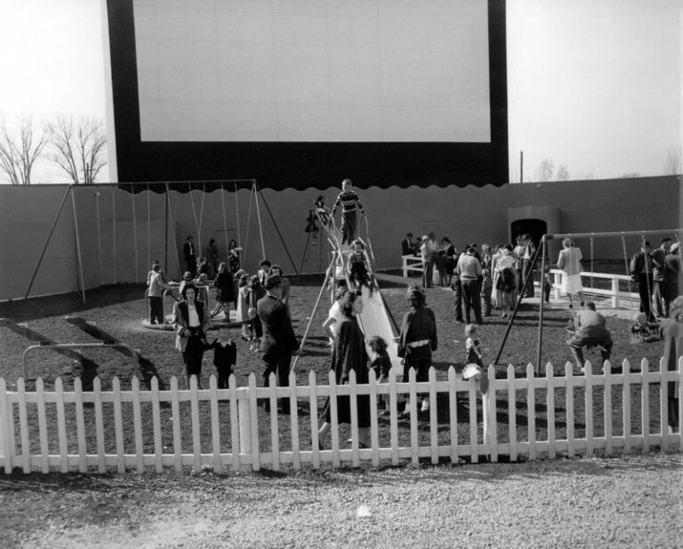 15 Reasons Why Drive-In Movie Theaters Were Magical in the 1950s & '60s ...