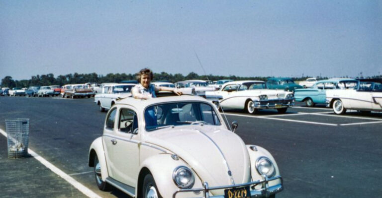 15 Glorious Vintage Shots of Wheels and Riders from the Fabulous ’50s