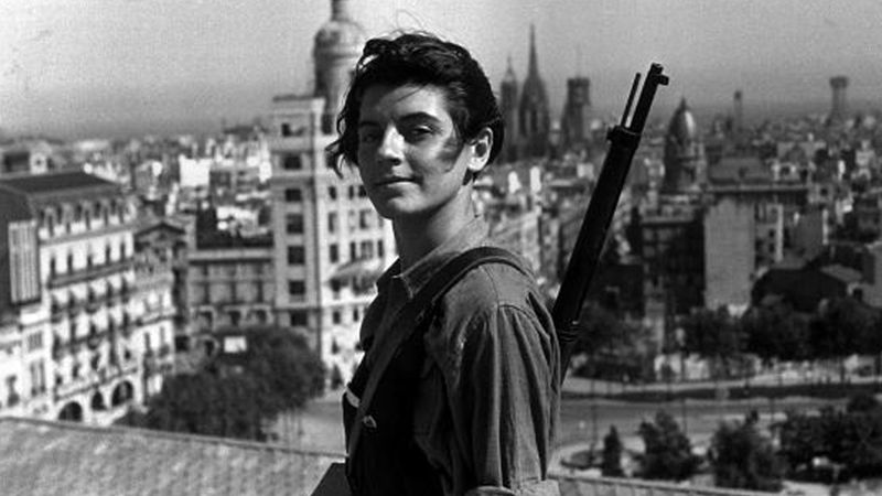 Marina Hinesta atop Barcelona’s Colón Hotel (1936)