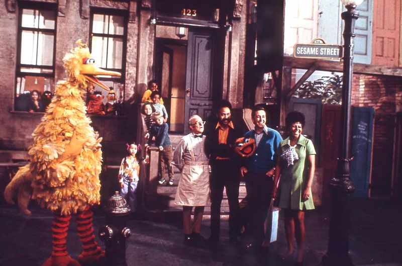 It Mixed Puppets with People in Everyday Settings