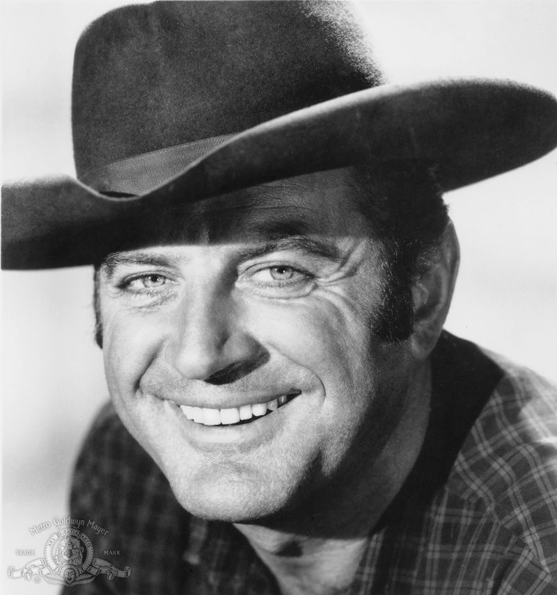 Brad Dexter (Harry Luck)