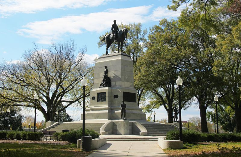 Divided Legacy in Monuments and Memory
