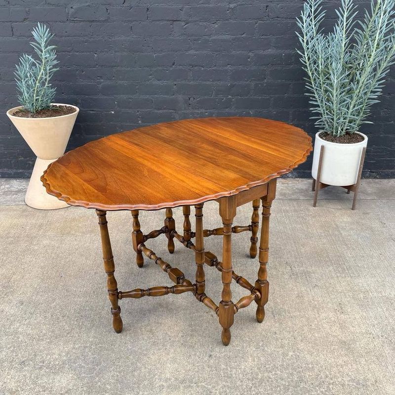 Drop-Leaf Dining Tables
