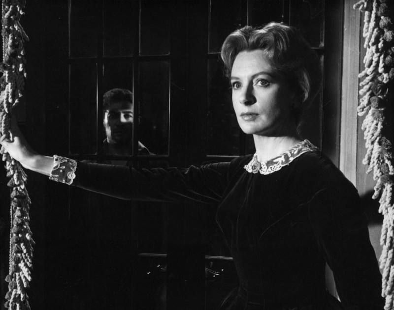 Miss Giddens (Deborah Kerr)