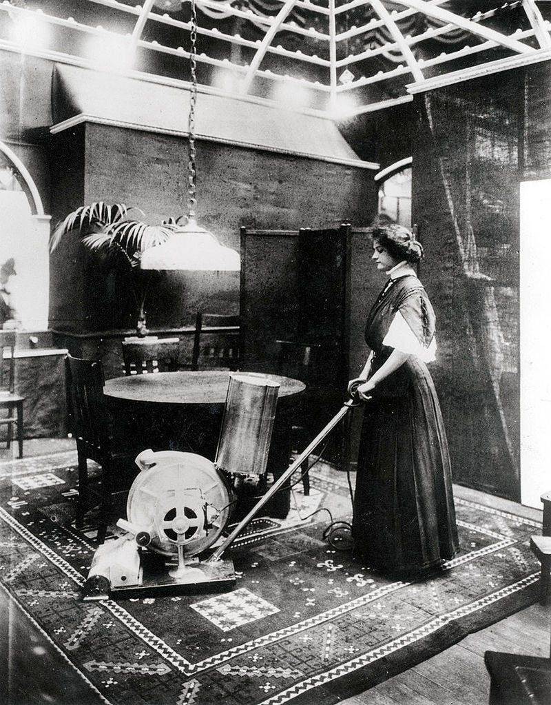 Pumping a Hand-Crank Vacuum Cleaner