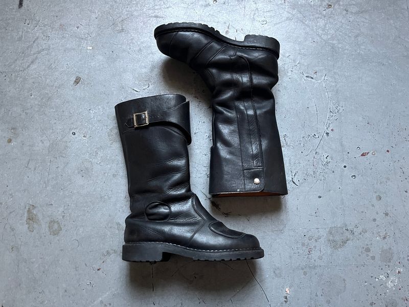 Rolled-up jeans & motorcycle boots