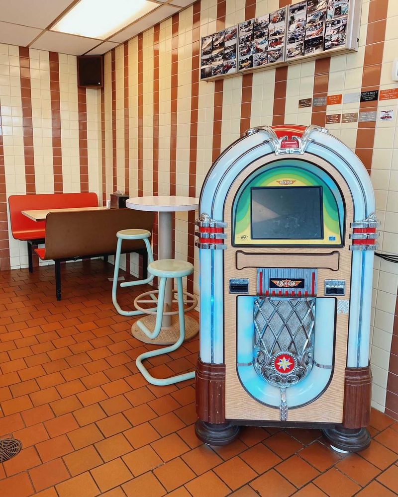 Jukebox diners & drive-in theaters