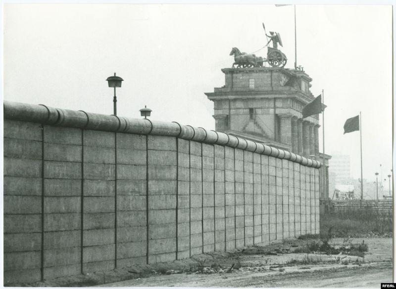 The Berlin Wall Goes Up (1961)