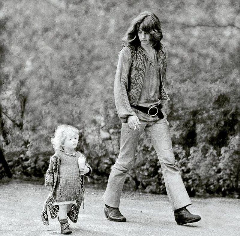Hippie father walking with his daughter in Amsterdam (1968)
