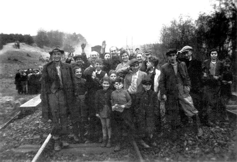 Jewish prisoners freed from a death train (1945)
