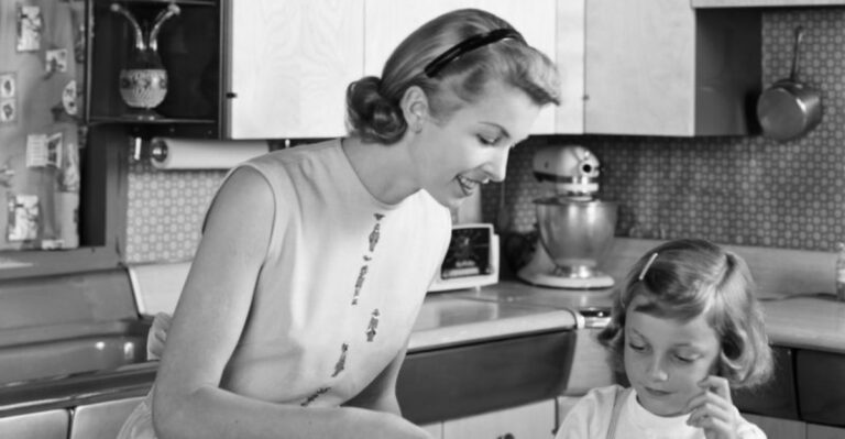 17 Things All Stay-At-Home Moms From 1965 Were Expected to Finish Before 10 am