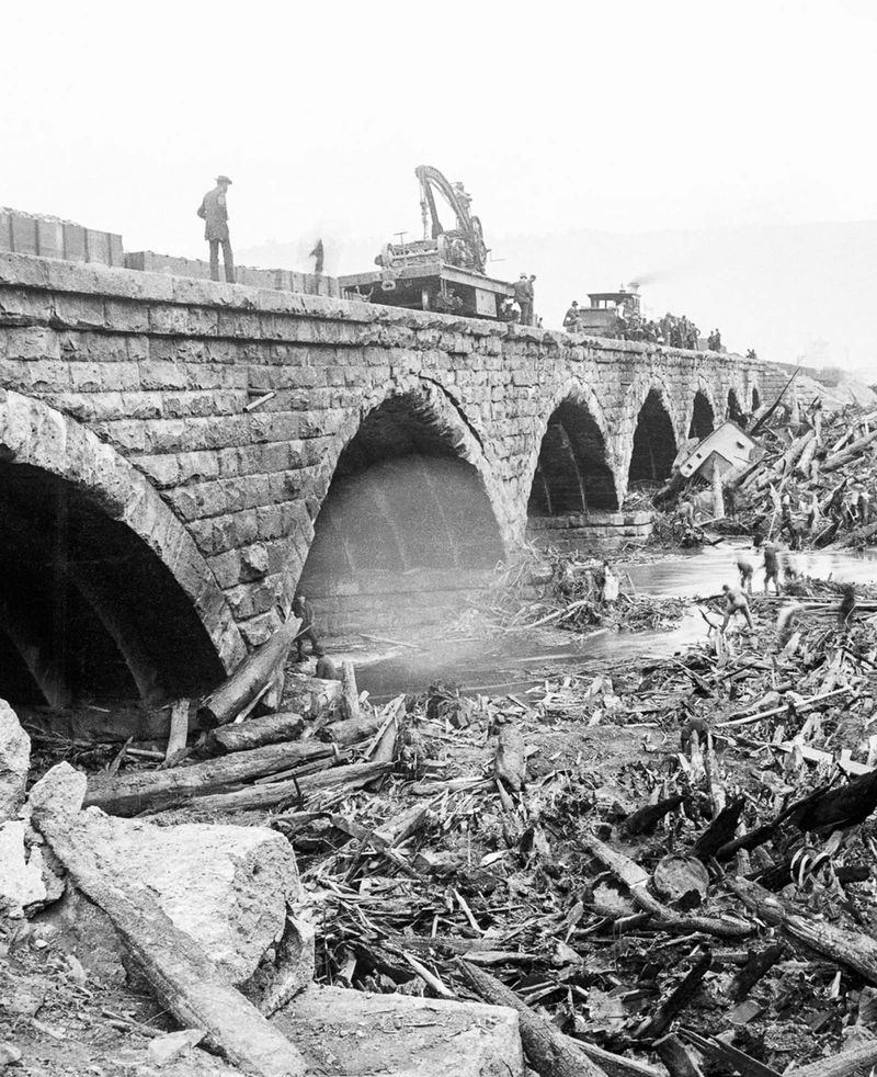 A Whirlpool of Death at the Stone Bridge