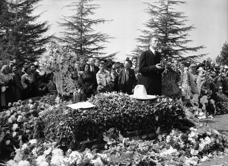 Crowds Lined Up to Mourn the Cowboy King