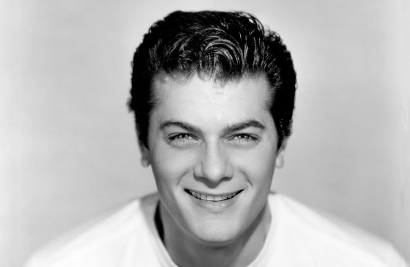 Tony Curtis – A dazzling smile and sharp wit made him one of Hollywood’s most charming leading men.