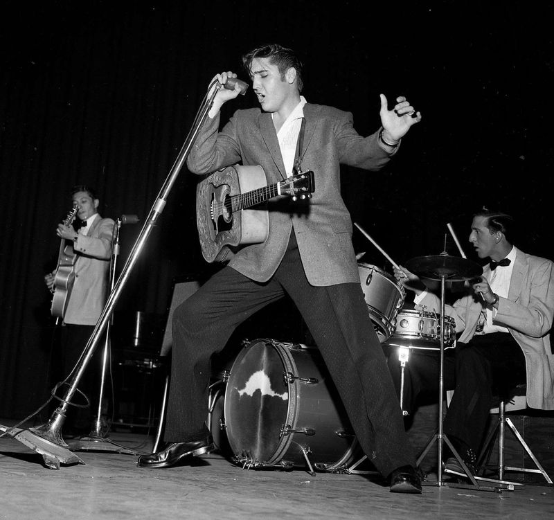 “All Shook Up” – Elvis Presley (1957)