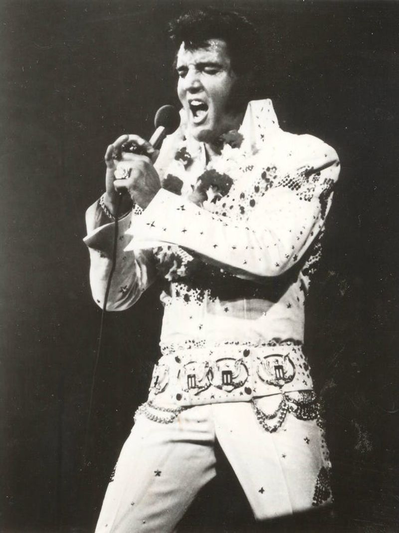 Elvis Presley (1977) – The King’s death turned Graceland into a pilgrimage site, birthing modern celebrity worship.