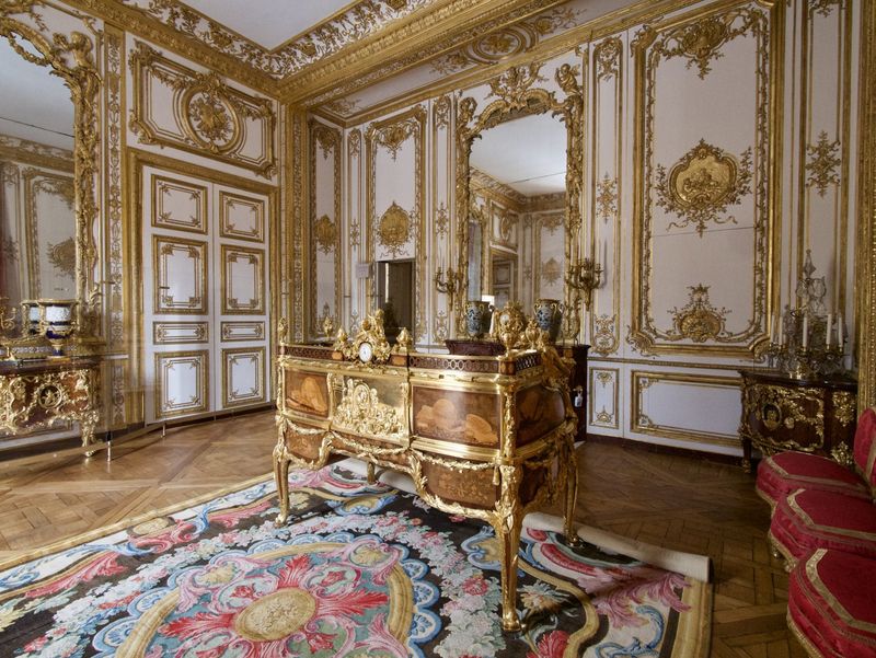 The King’s Bedroom Was the Center of Power