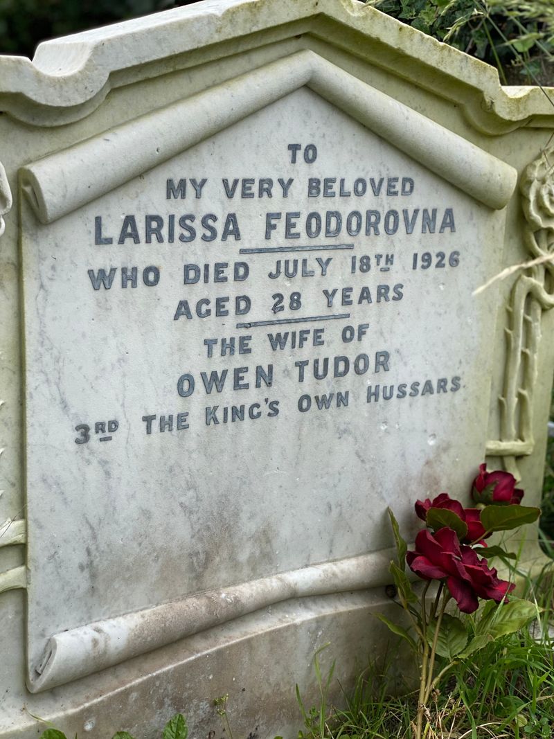 Larissa Tudor — The British “Tatiana” with a Mysterious Estate