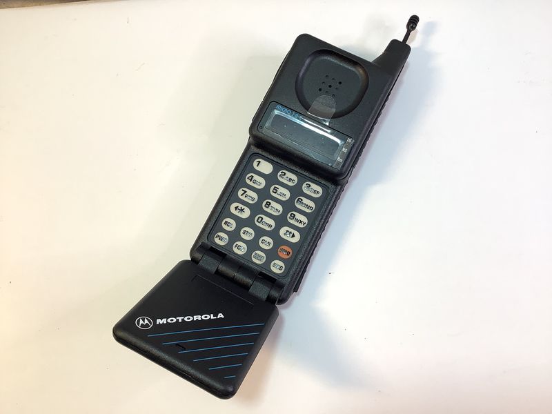 Motorola MicroTAC 9800X: First Flip Phone Pioneer